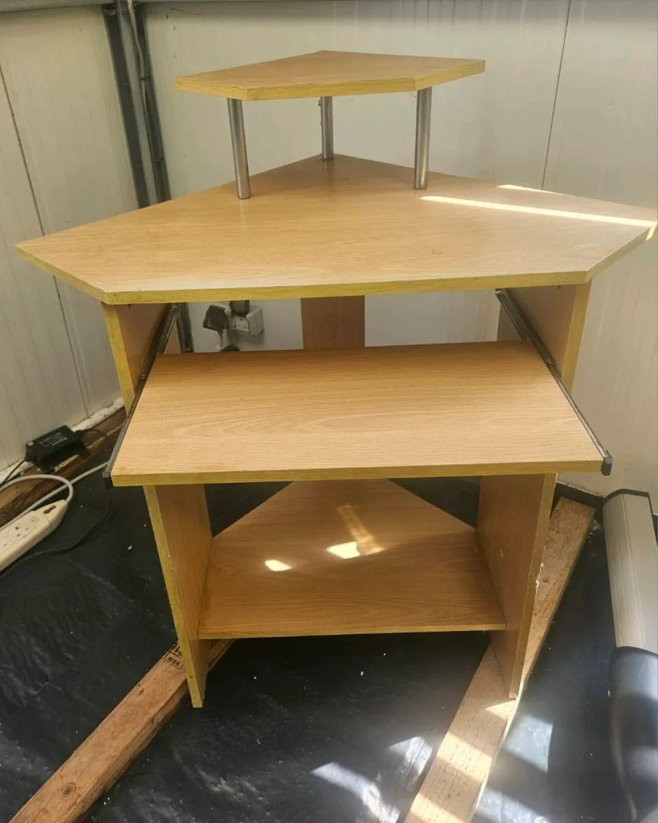 Corner computer desk - Image 1