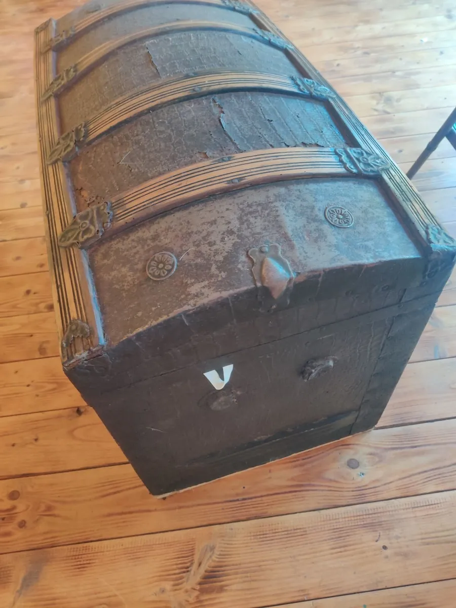 Old chest - Image 2