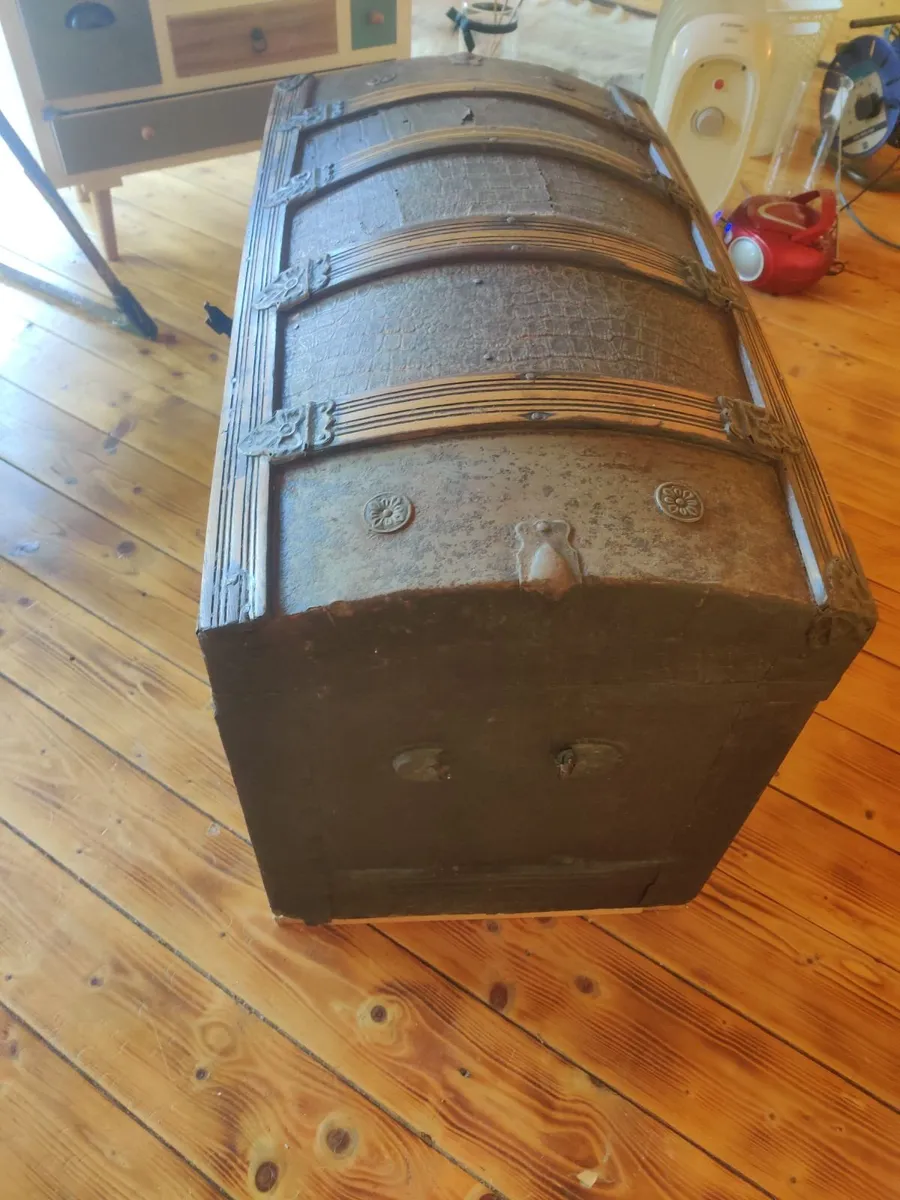 Old chest - Image 1