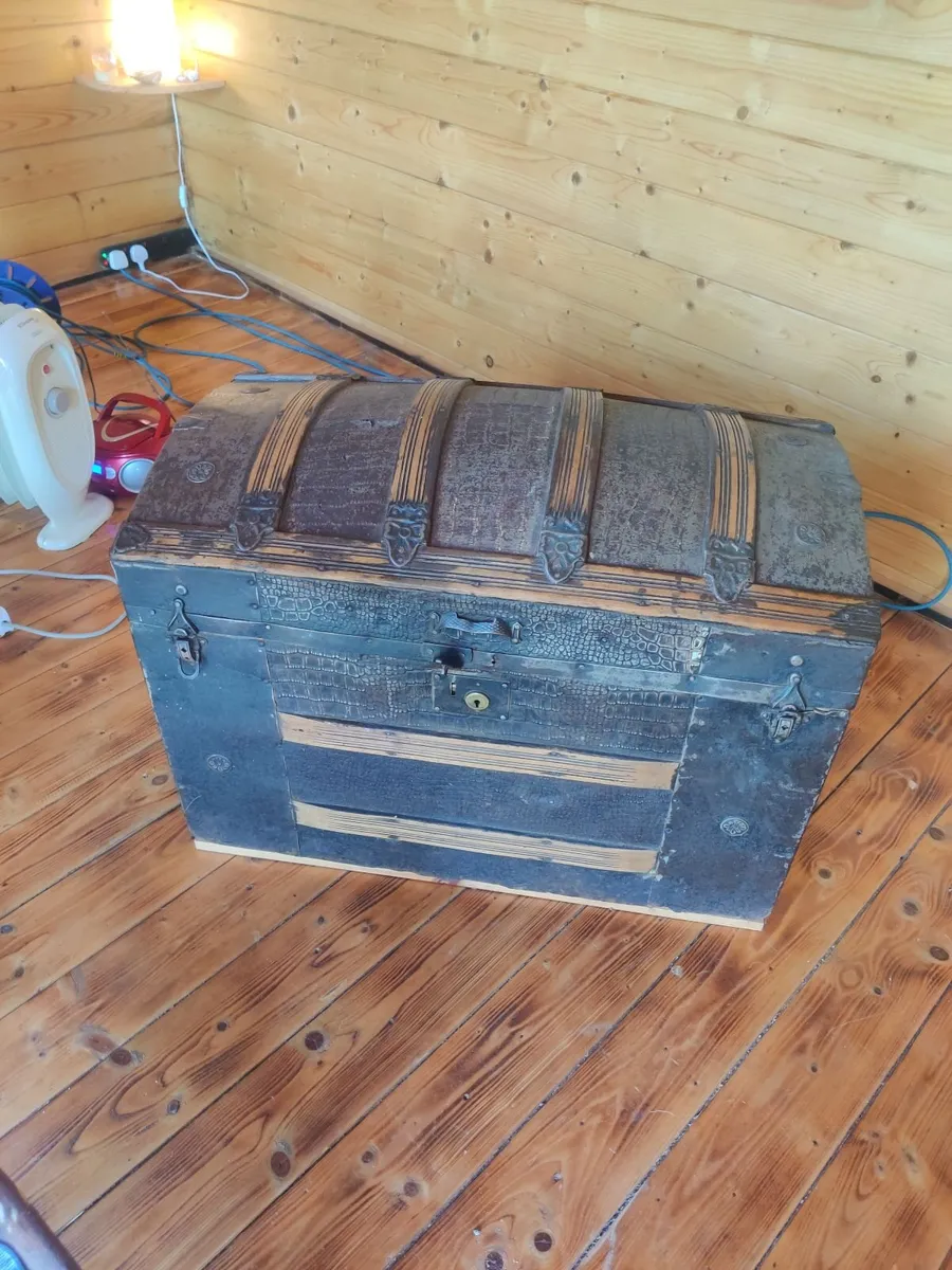 Old chest - Image 4