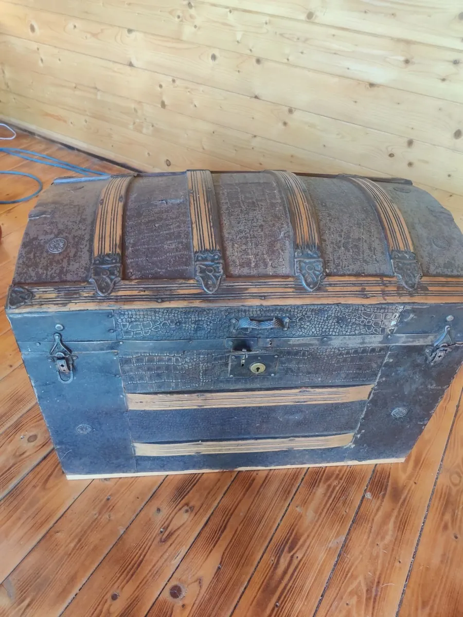 Old chest - Image 3