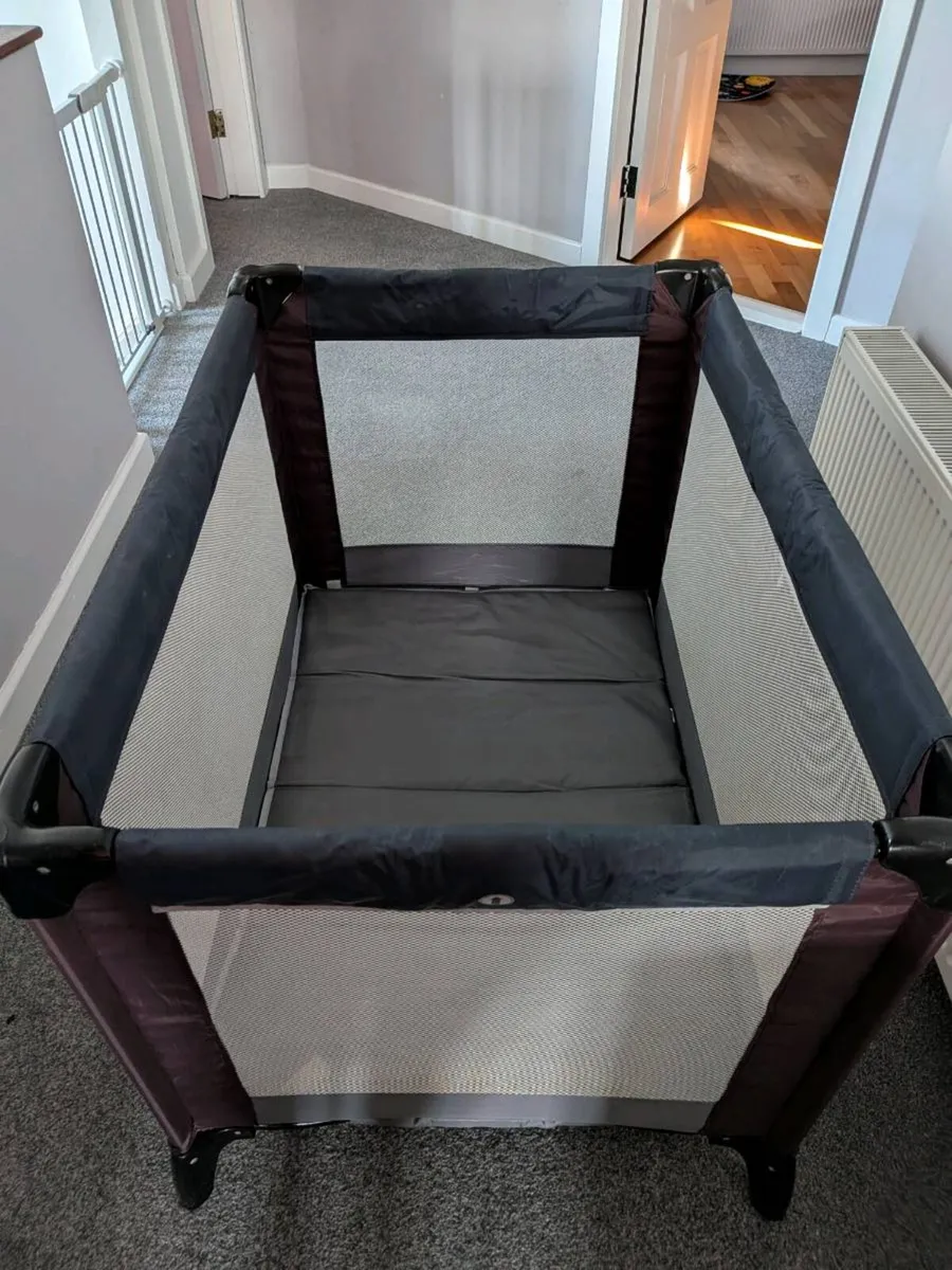 Travel cot - Image 1