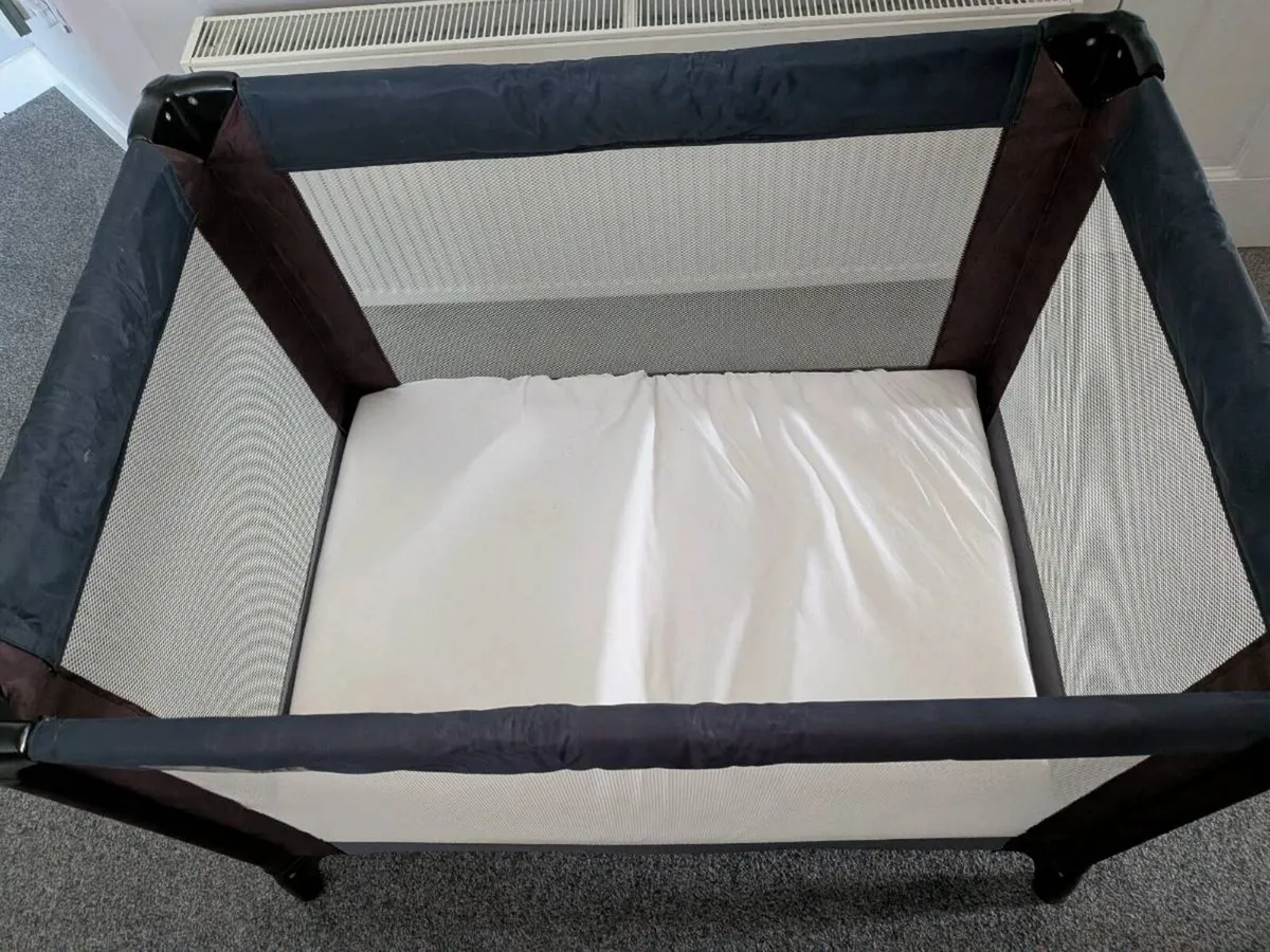 Travel cot - Image 2