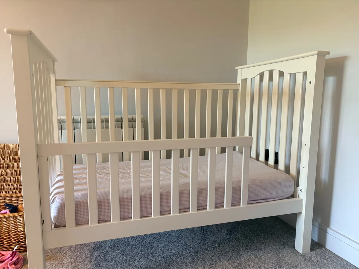 Cot with additional toddler rail - Image 4