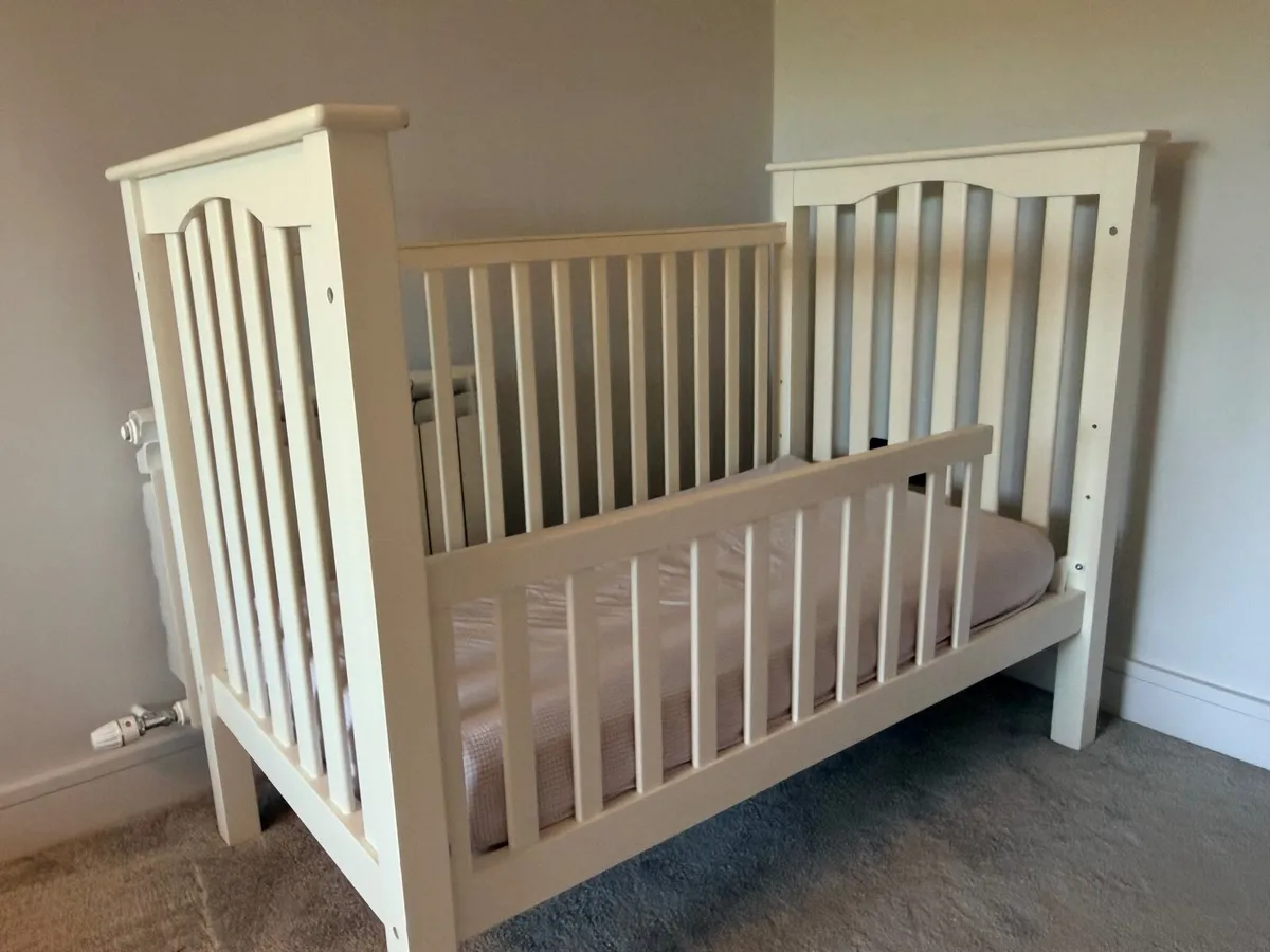 Cot with additional toddler rail - Image 2