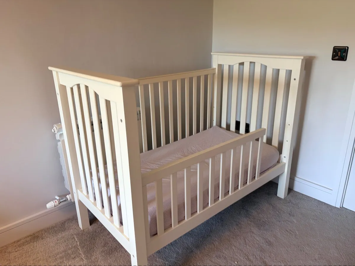 Cot with additional toddler rail - Image 3