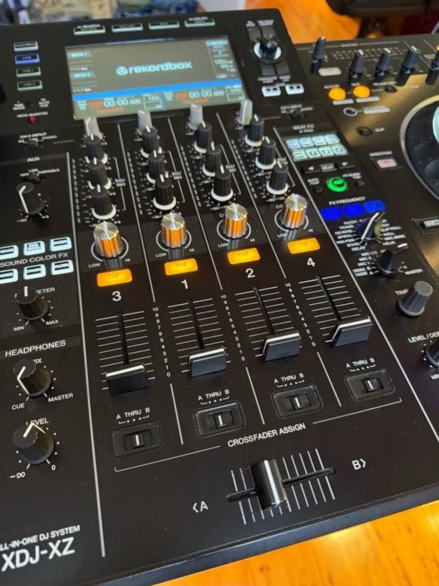 Pioneer XDJ-XZ 4 channel controller - Image 4