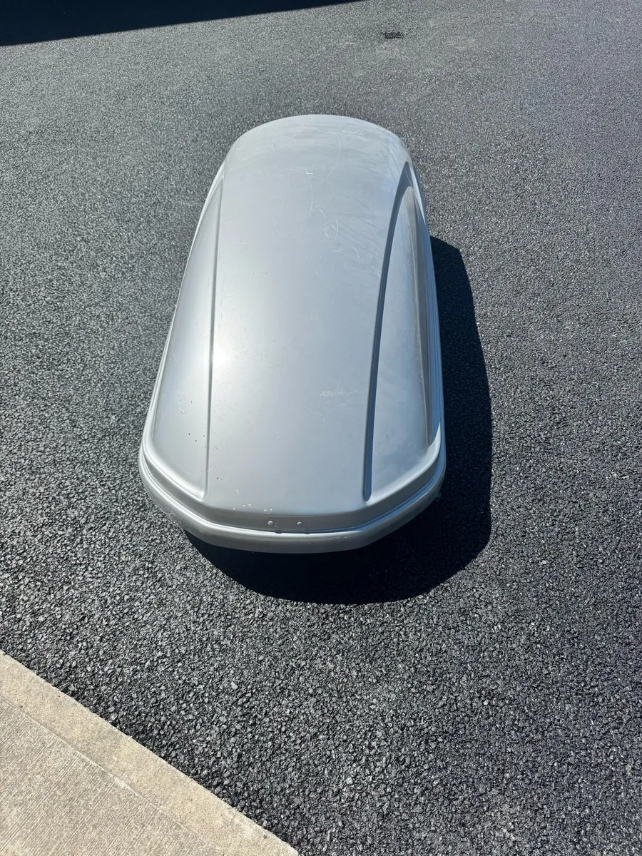 Thule roof box and two rails for sale - Image 4