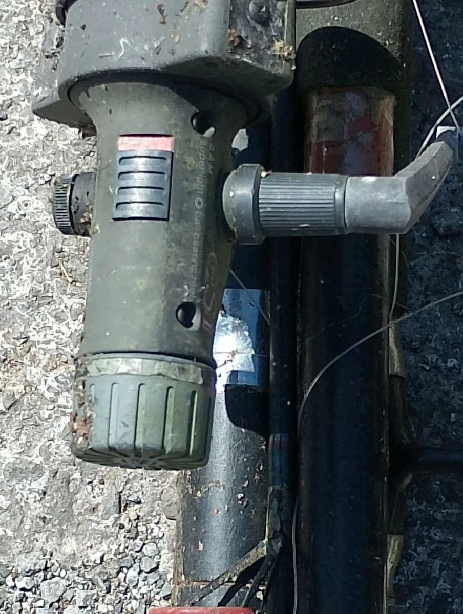 Three old fishing rods + reels - Image 4