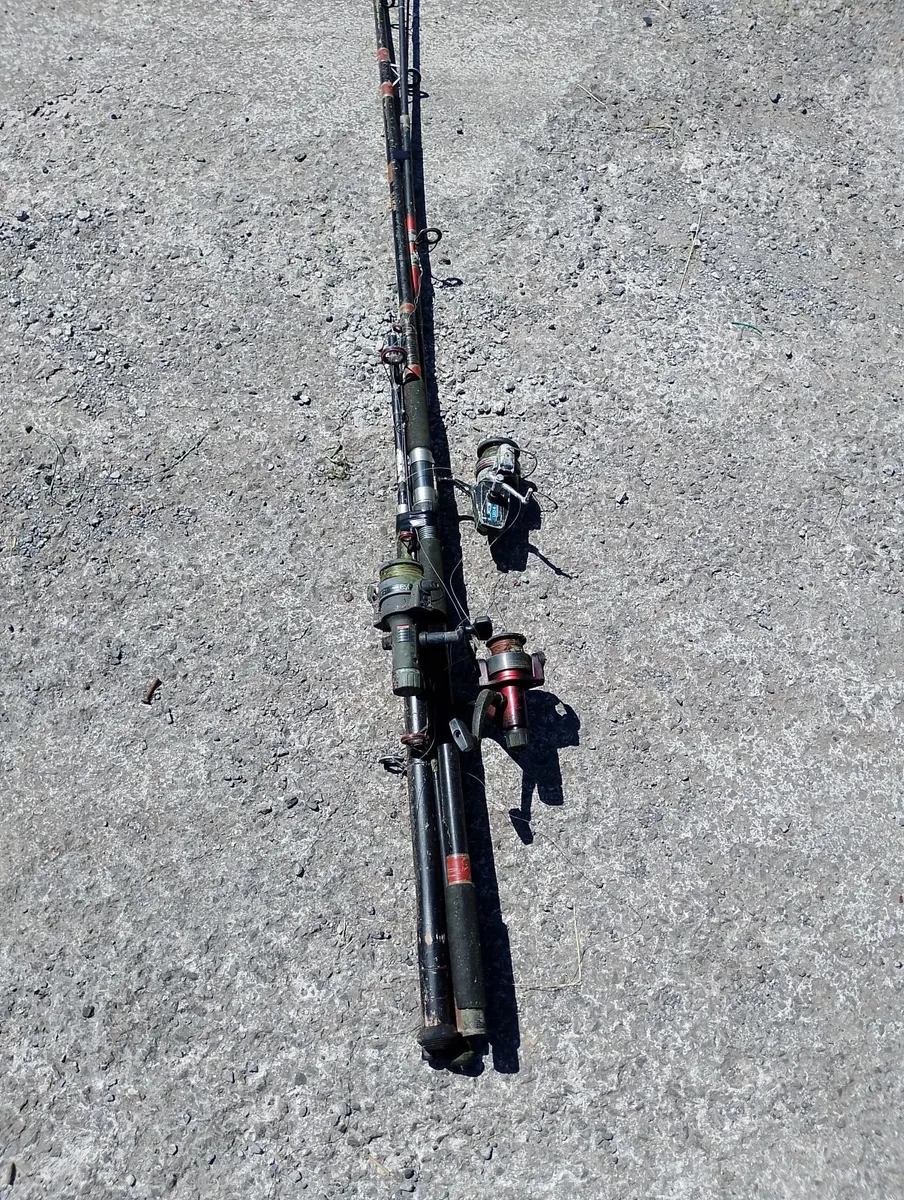 Three old fishing rods + reels - Image 1