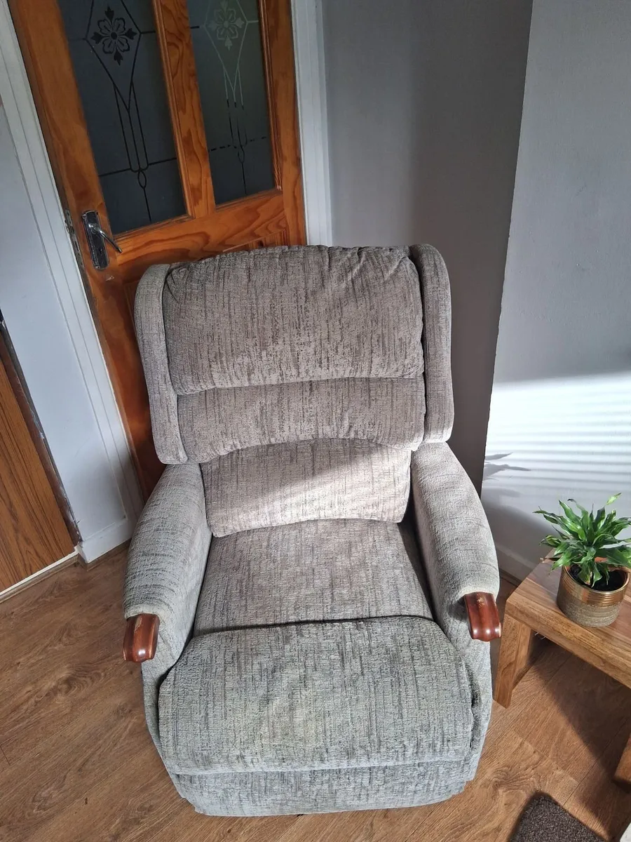 Electric Lift & Rise Reclining Sherborne Armchair - Image 3