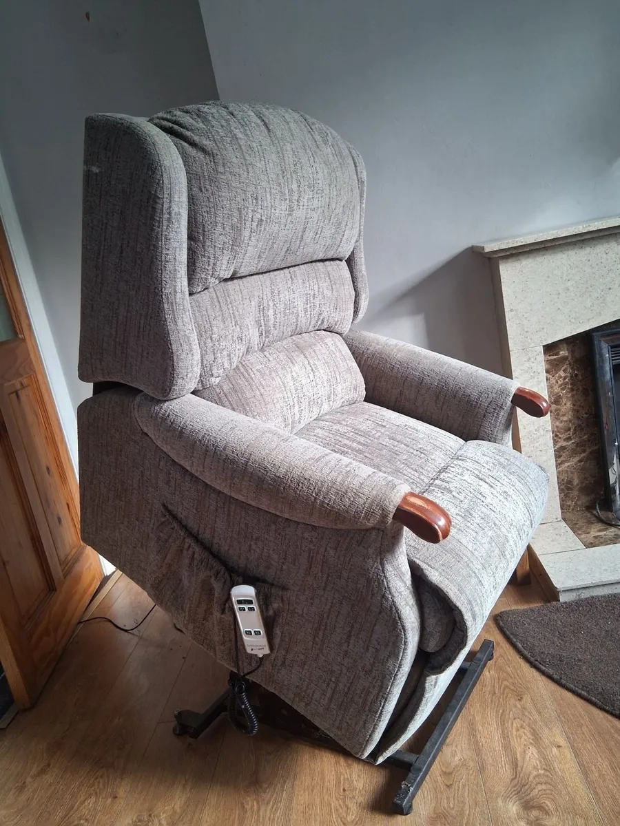 Electric Lift & Rise Reclining Sherborne Armchair - Image 4