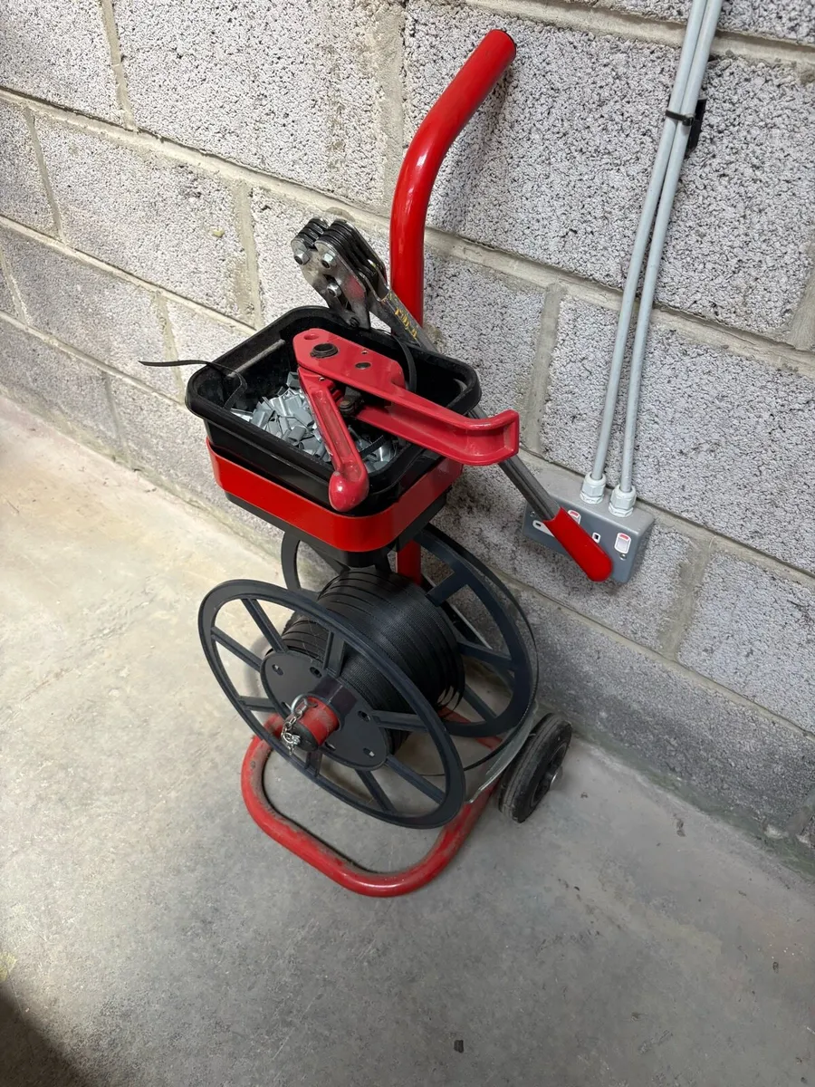 Pallet strapping machine