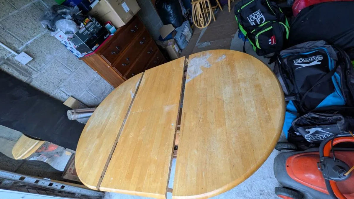 Round Table and 3 chairs - Image 2