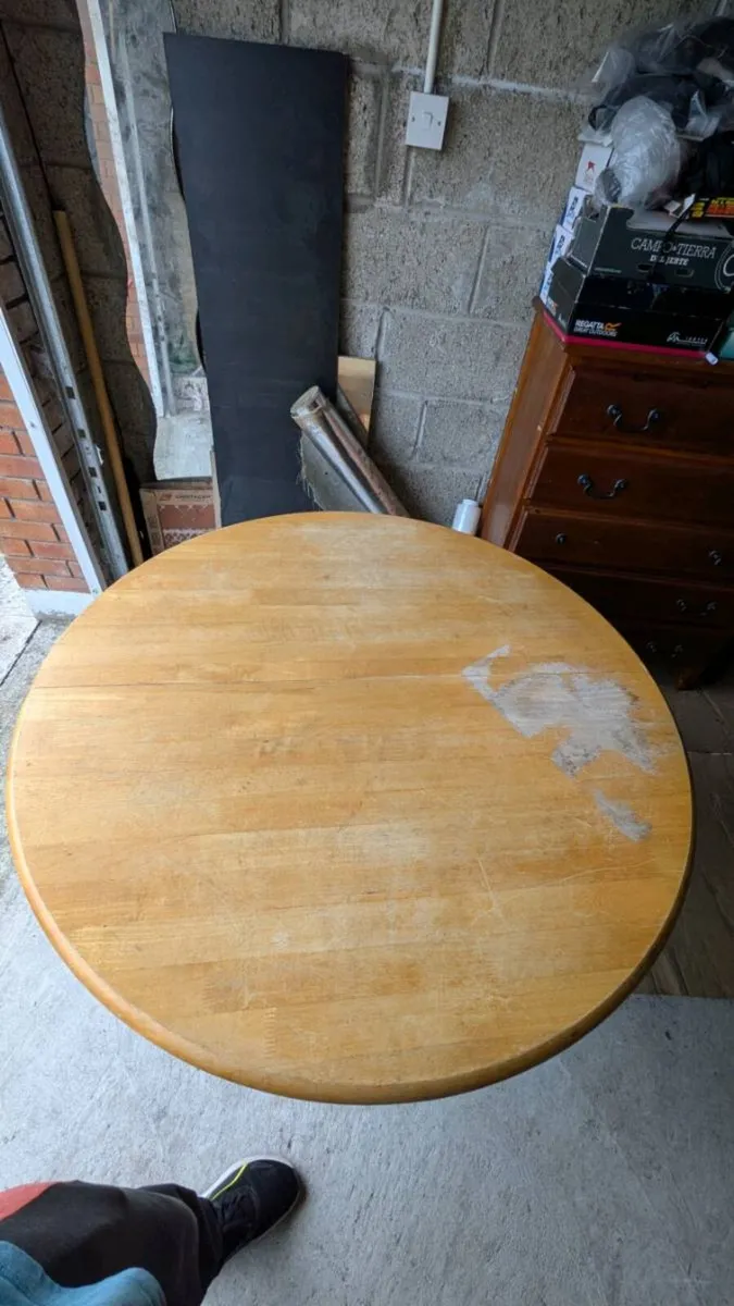 Round Table and 3 chairs - Image 1