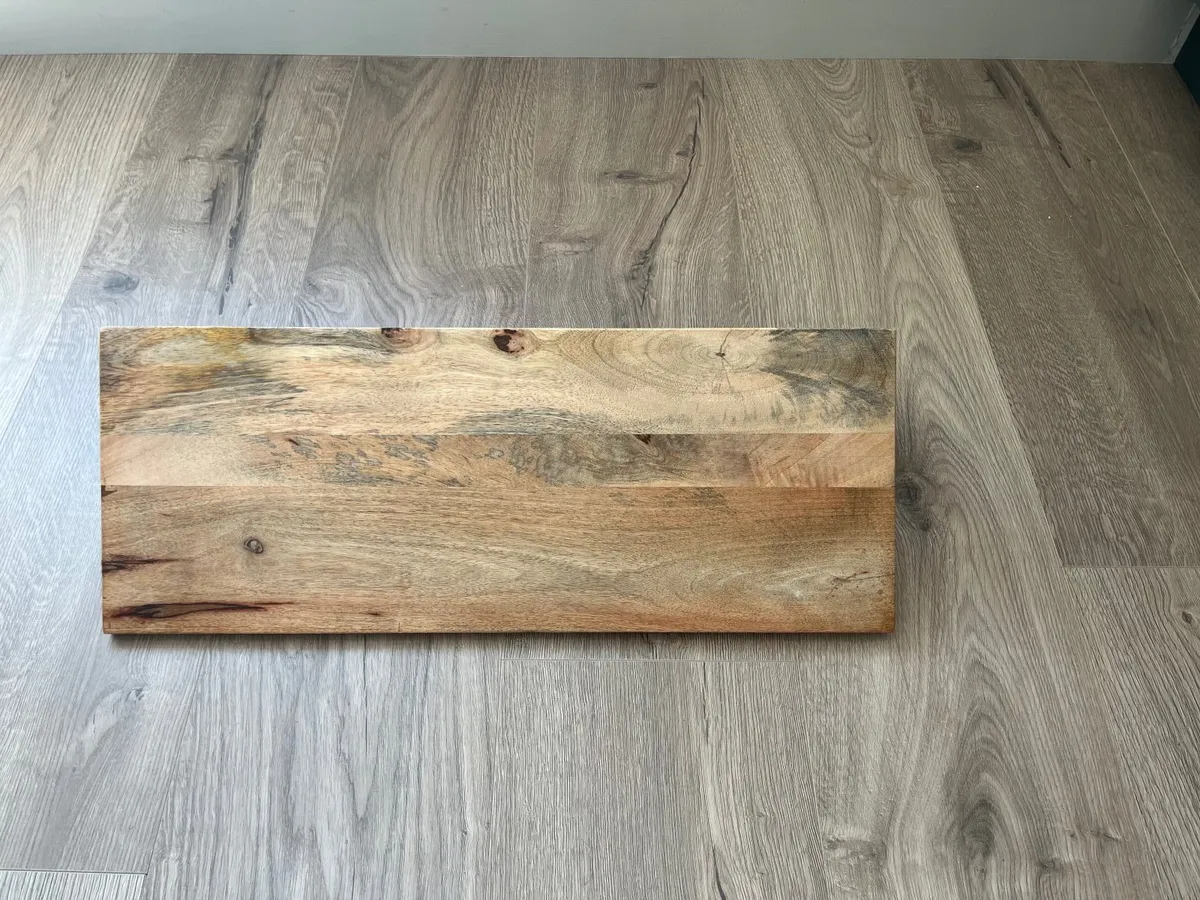Considered wooden wall shelf with coat hooks - Image 2