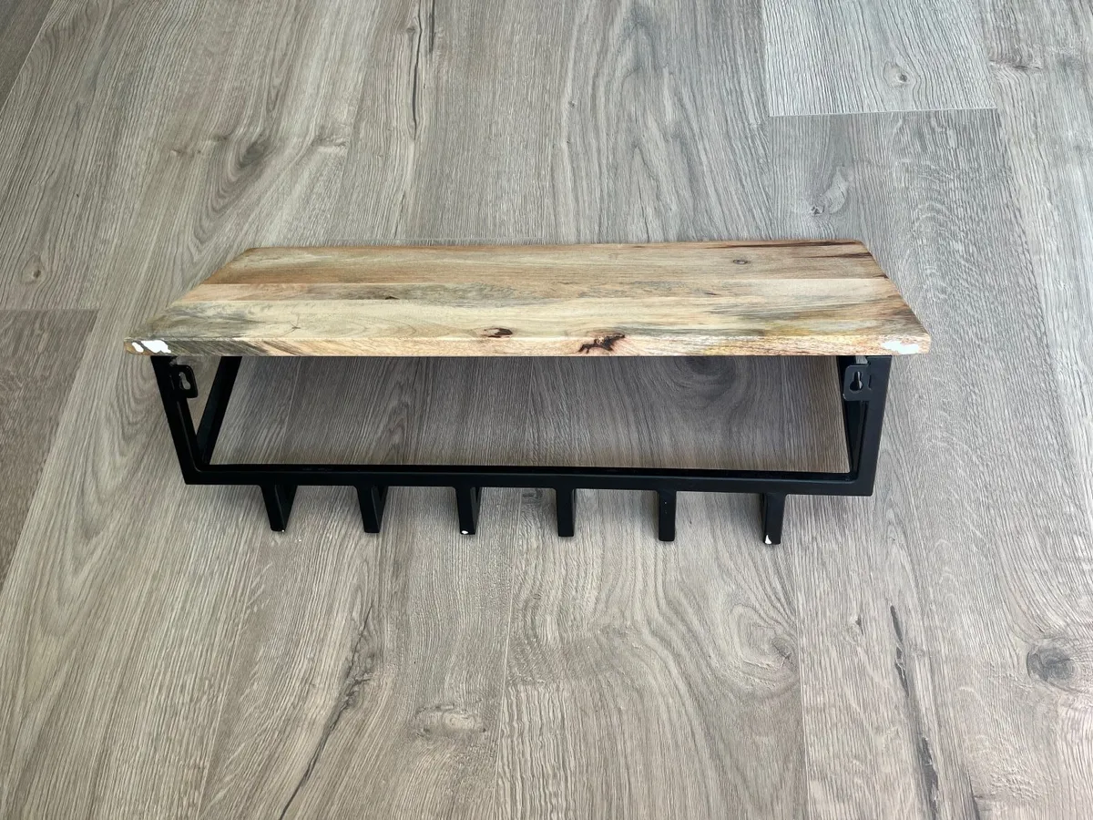Considered wooden wall shelf with coat hooks - Image 3