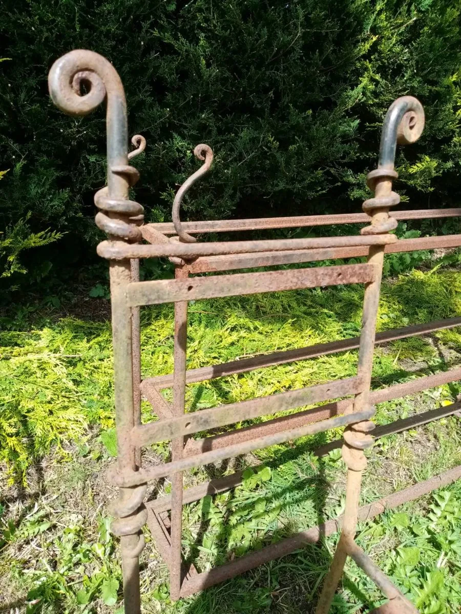 Iron table set - Image 4