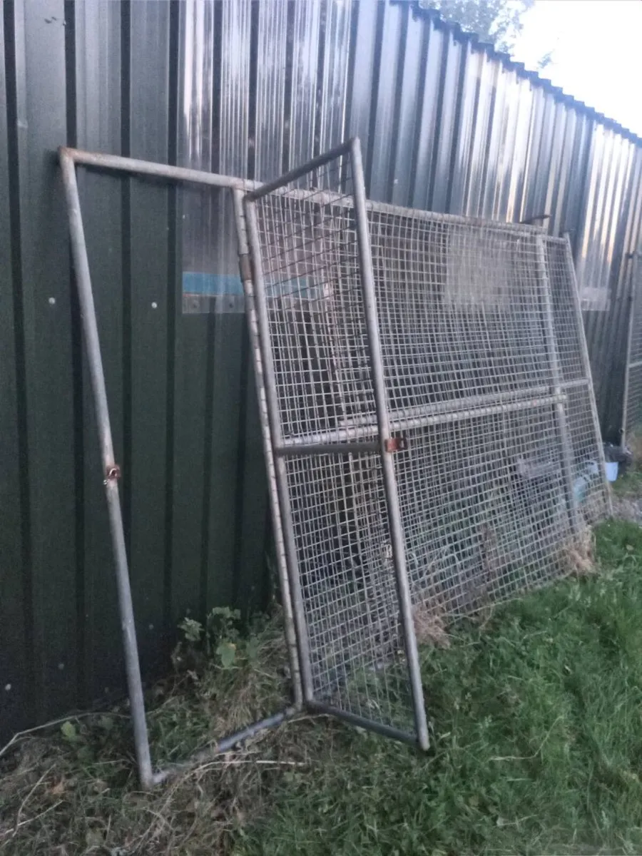 Dog run/kennel/galvanised fence - Image 1