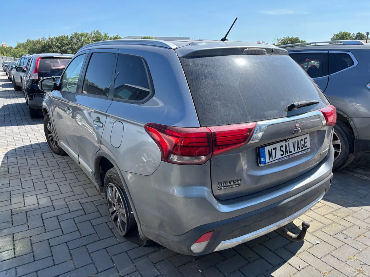 16 Outlander 2.2 Diesel 4WD 200km Starts - Image 4