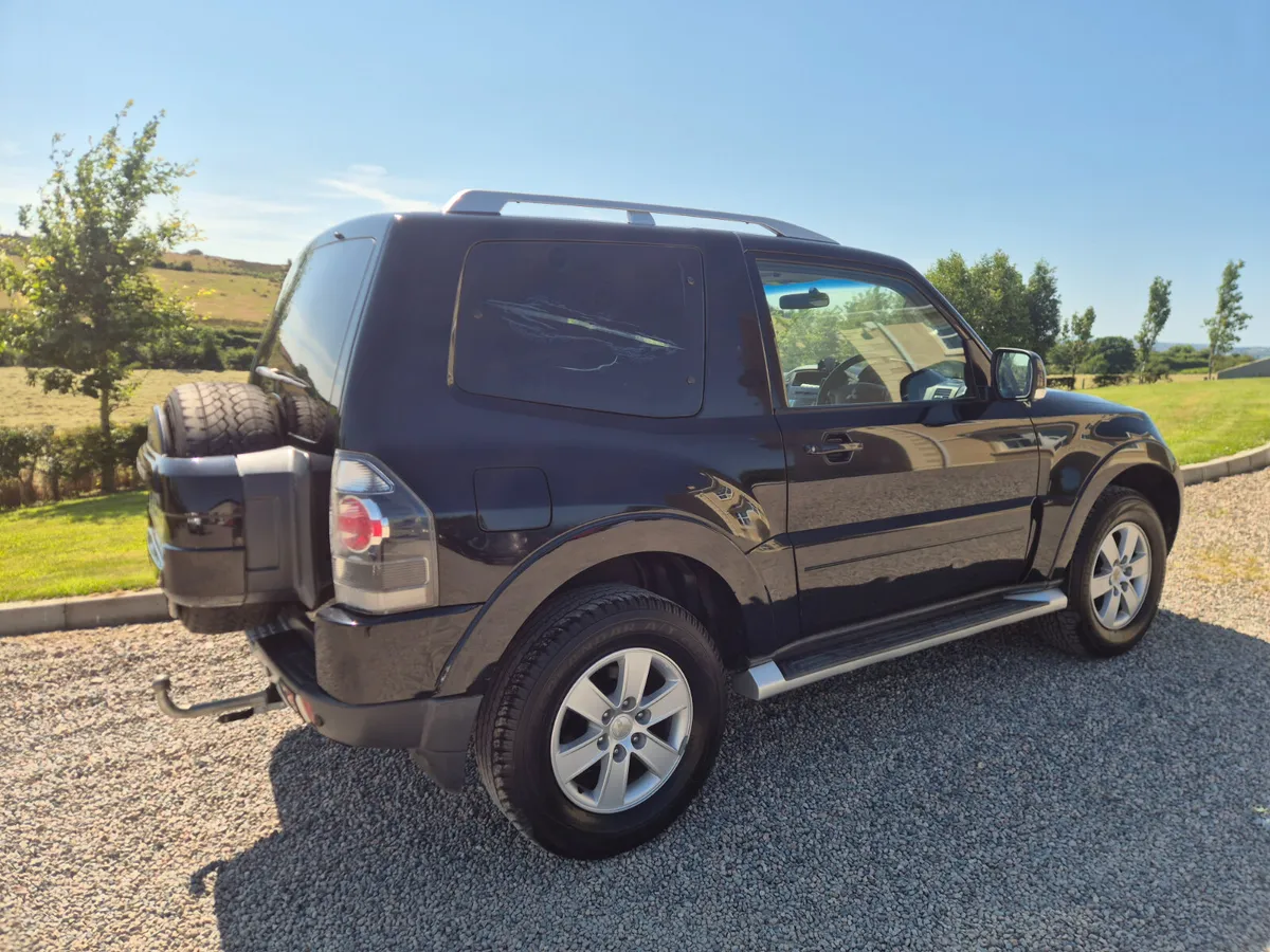 09 Mitsubishi Pajero 3.2 DID SWB Commercial - Image 2