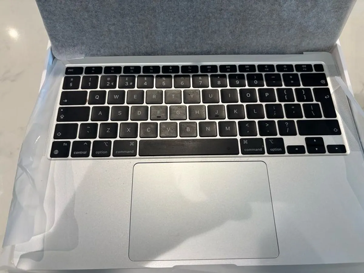 MacBook Air - Image 3