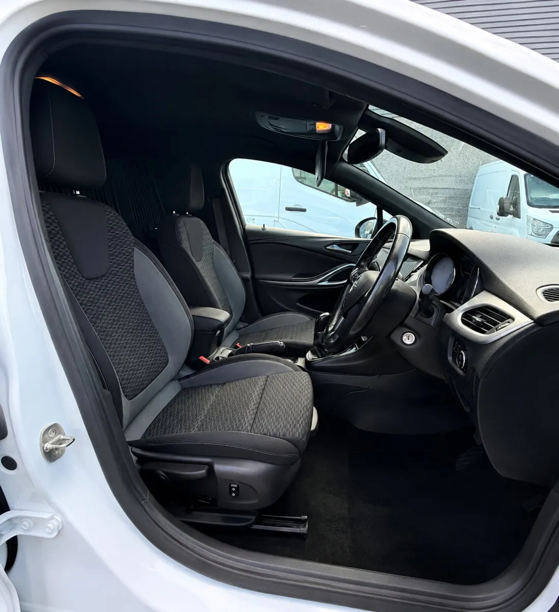212 Opel Astra  Sportive Commercial 86,000km - Image 3