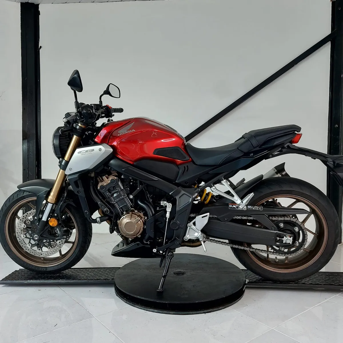 ..2019 HONDA CB650R...LOW MILEAGE... - Image 2