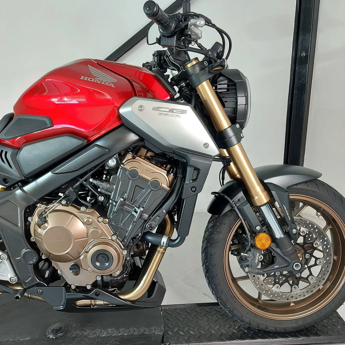 ..2019 HONDA CB650R...LOW MILEAGE... - Image 3
