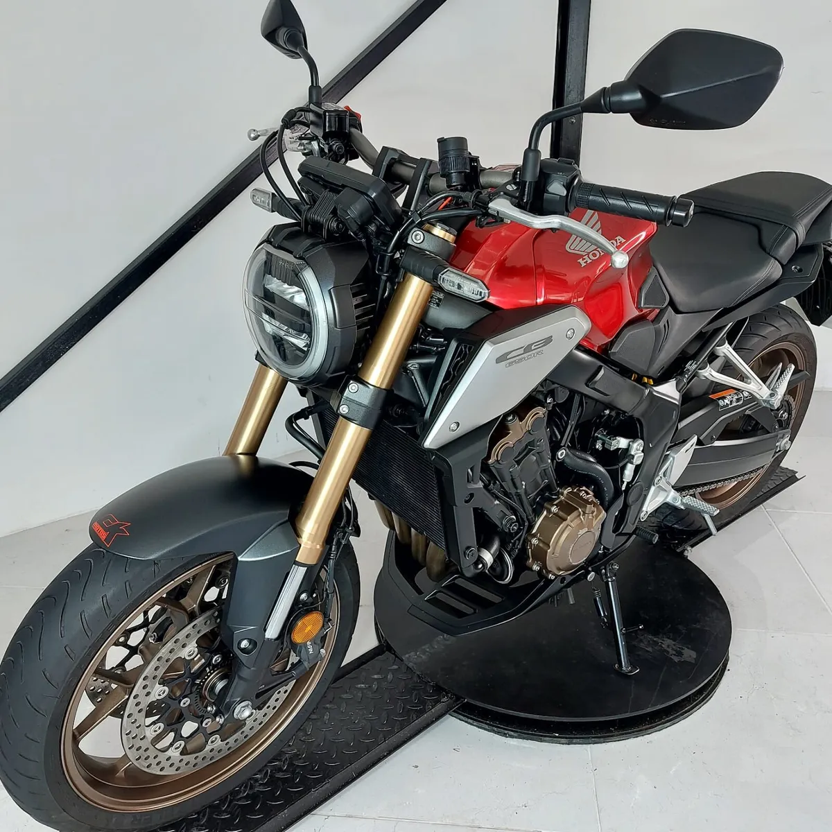 ..2019 HONDA CB650R...LOW MILEAGE... - Image 4