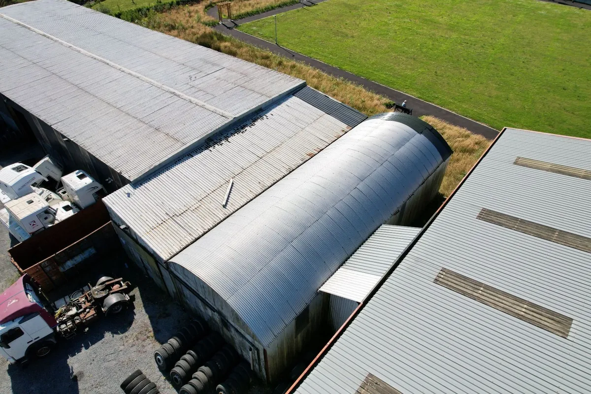 LARGE FARM SHED - Image 1