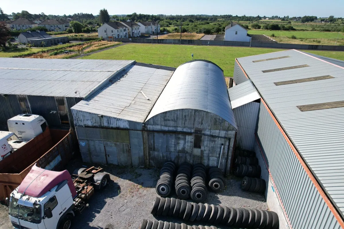 LARGE FARM SHED - Image 2