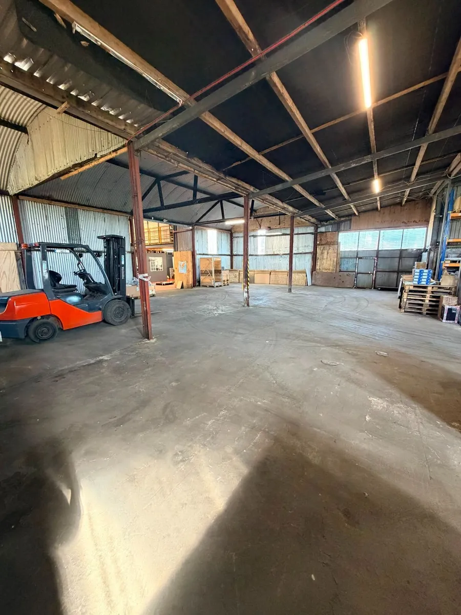 LARGE FARM SHED - Image 4