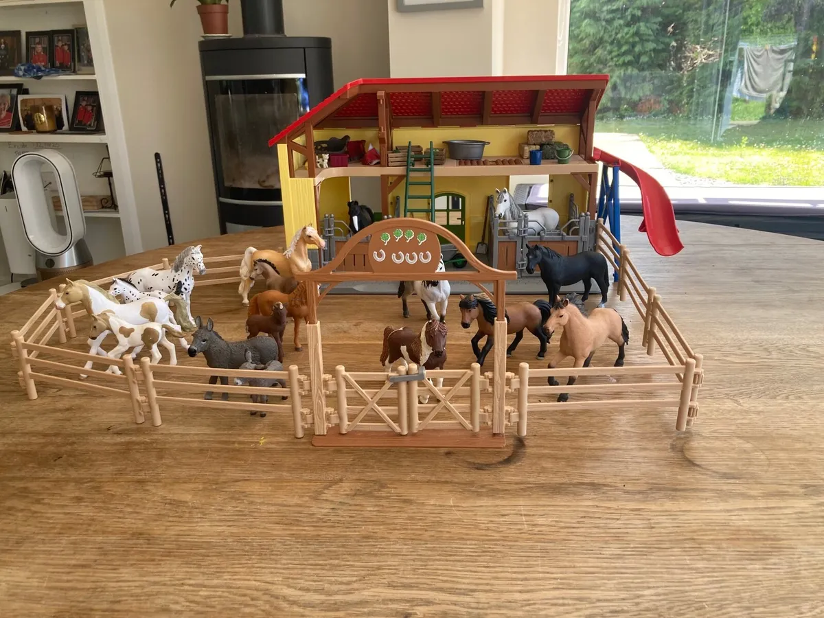 Schleich Stables, Paddock & 17 horses etc - Image 1