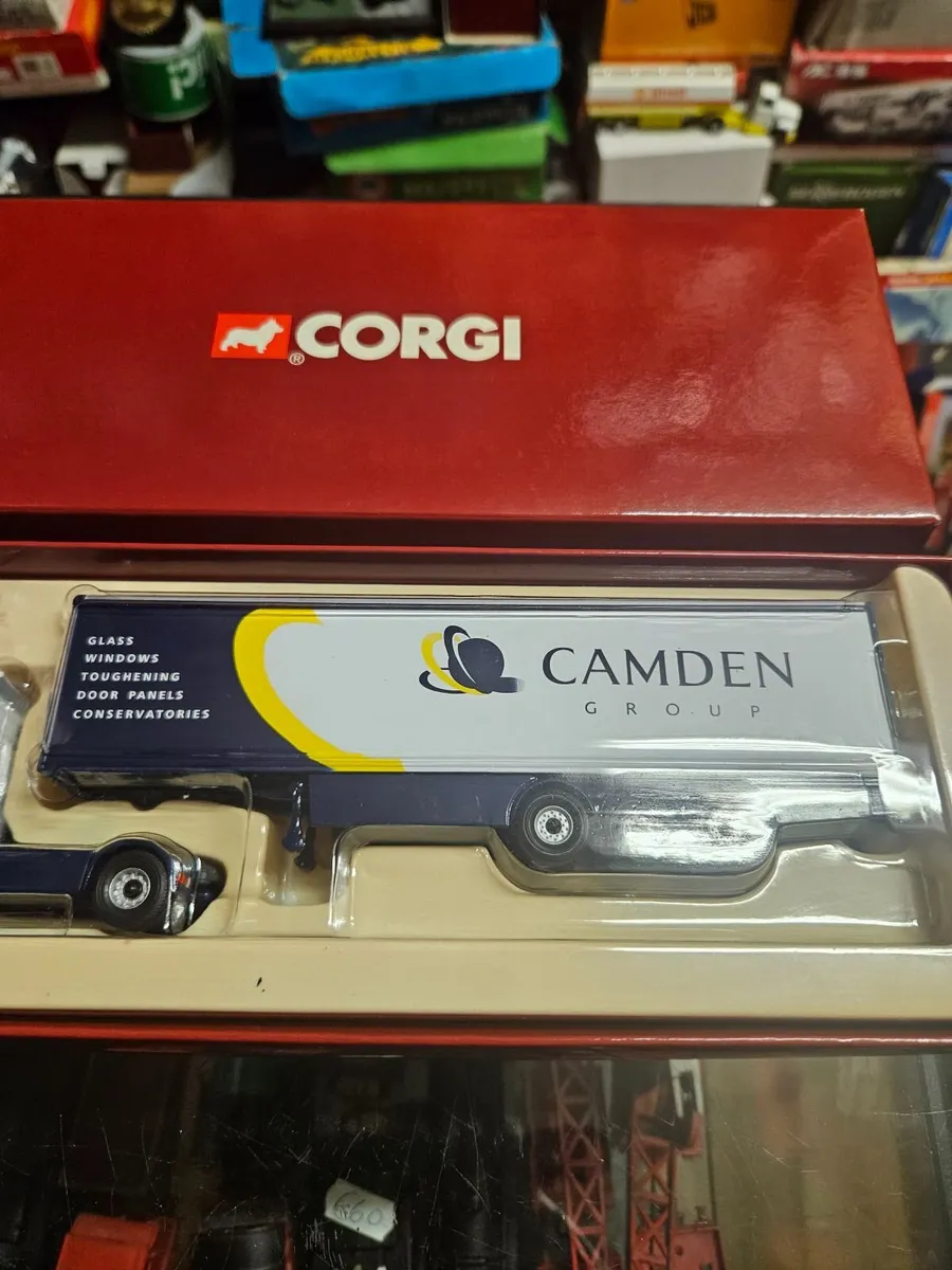 Corgi Mercedes Tractor Unit and Trailer 1.76 - Image 2