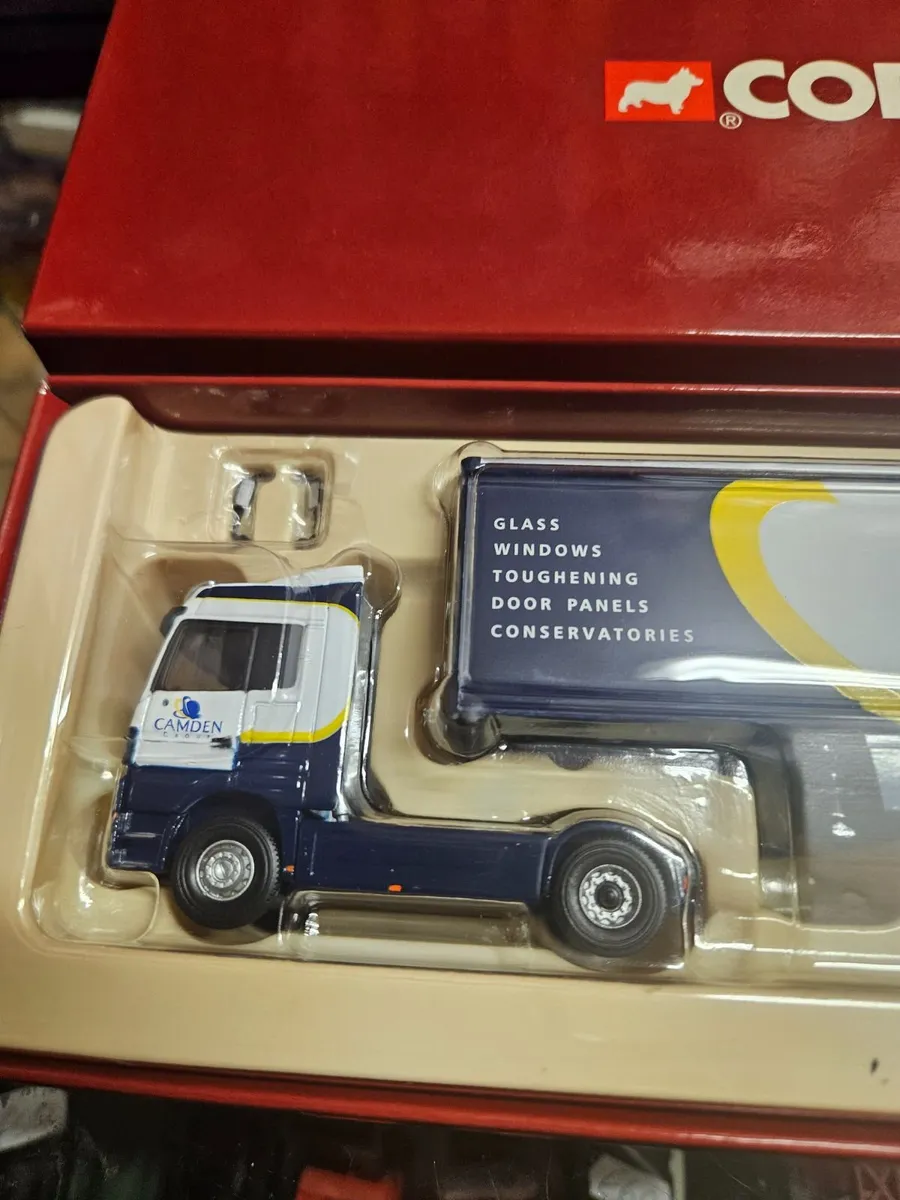 Corgi Mercedes Tractor Unit and Trailer 1.76 - Image 3