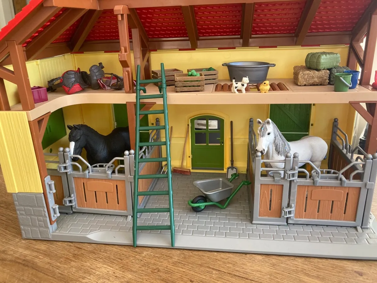 Schleich Stables, Paddock & 17 horses etc - Image 2