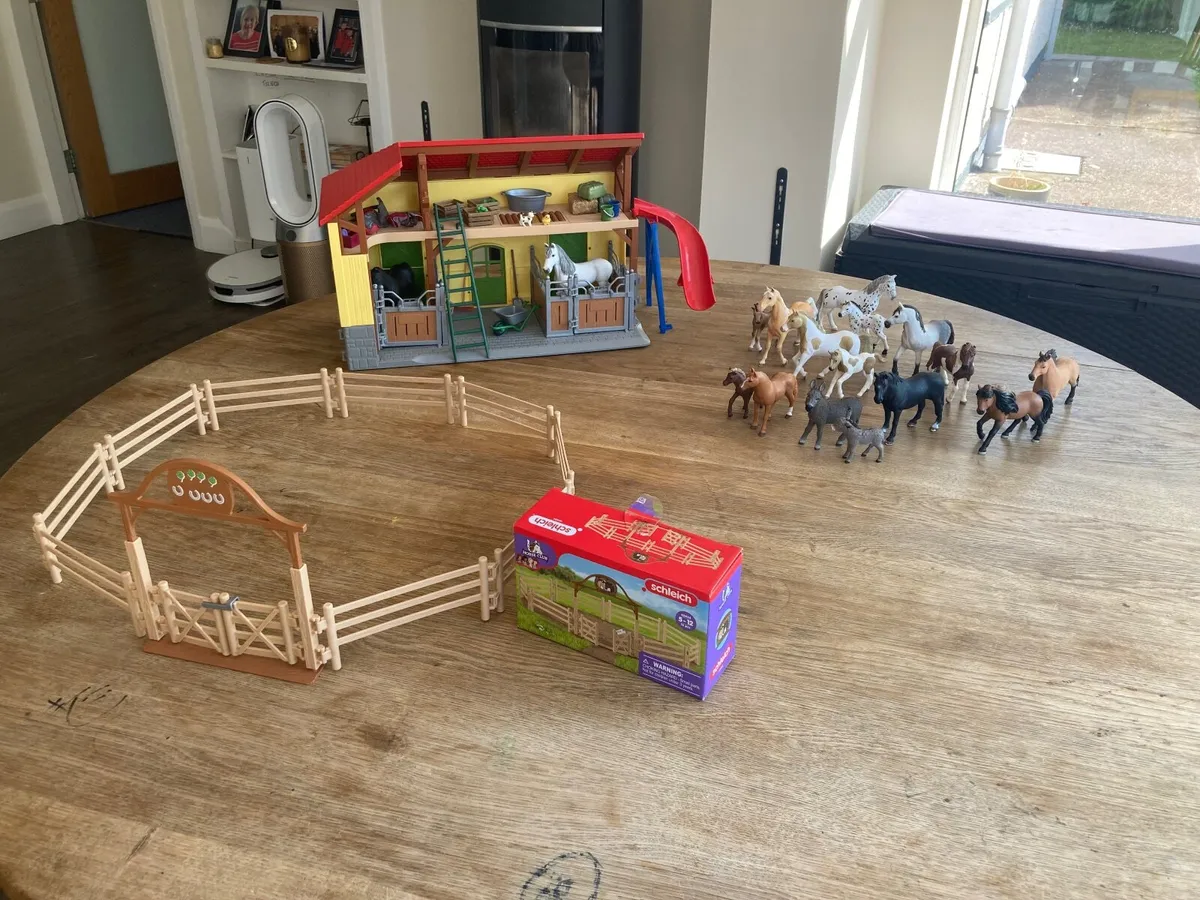 Schleich Stables, Paddock & 17 horses etc - Image 3