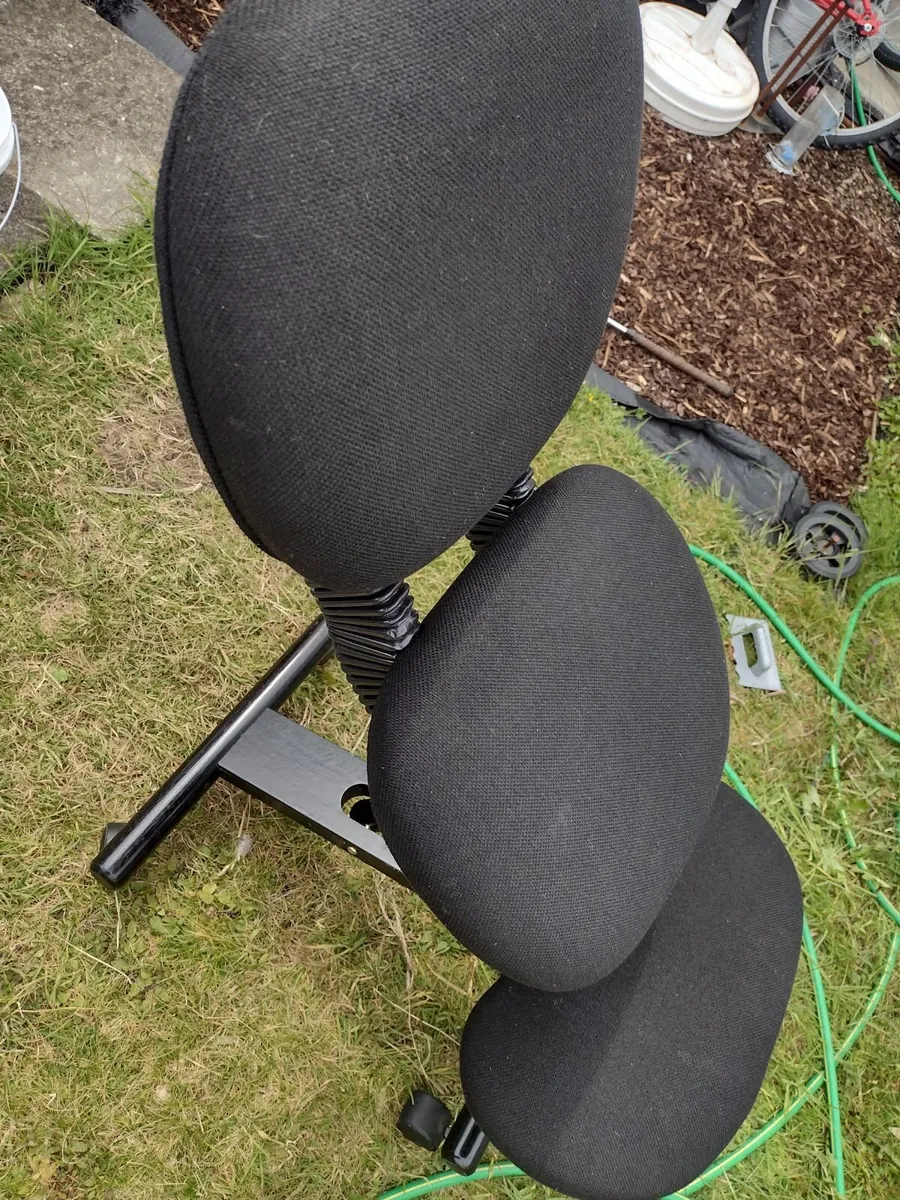 Office ergonomic kneeling chair with backrest - Image 1