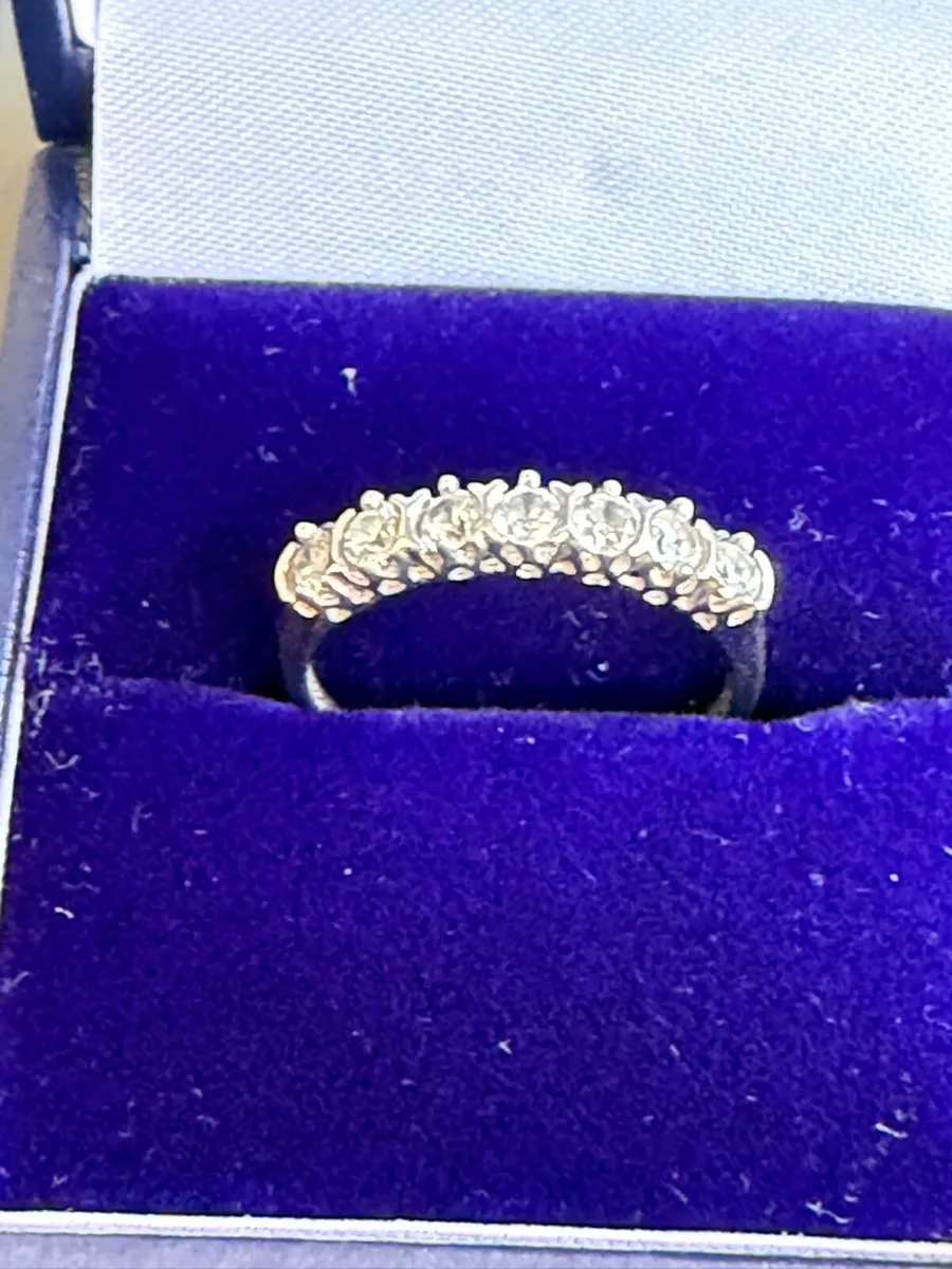 7 stone 9ct White Gold ring (Size M) - Image 1