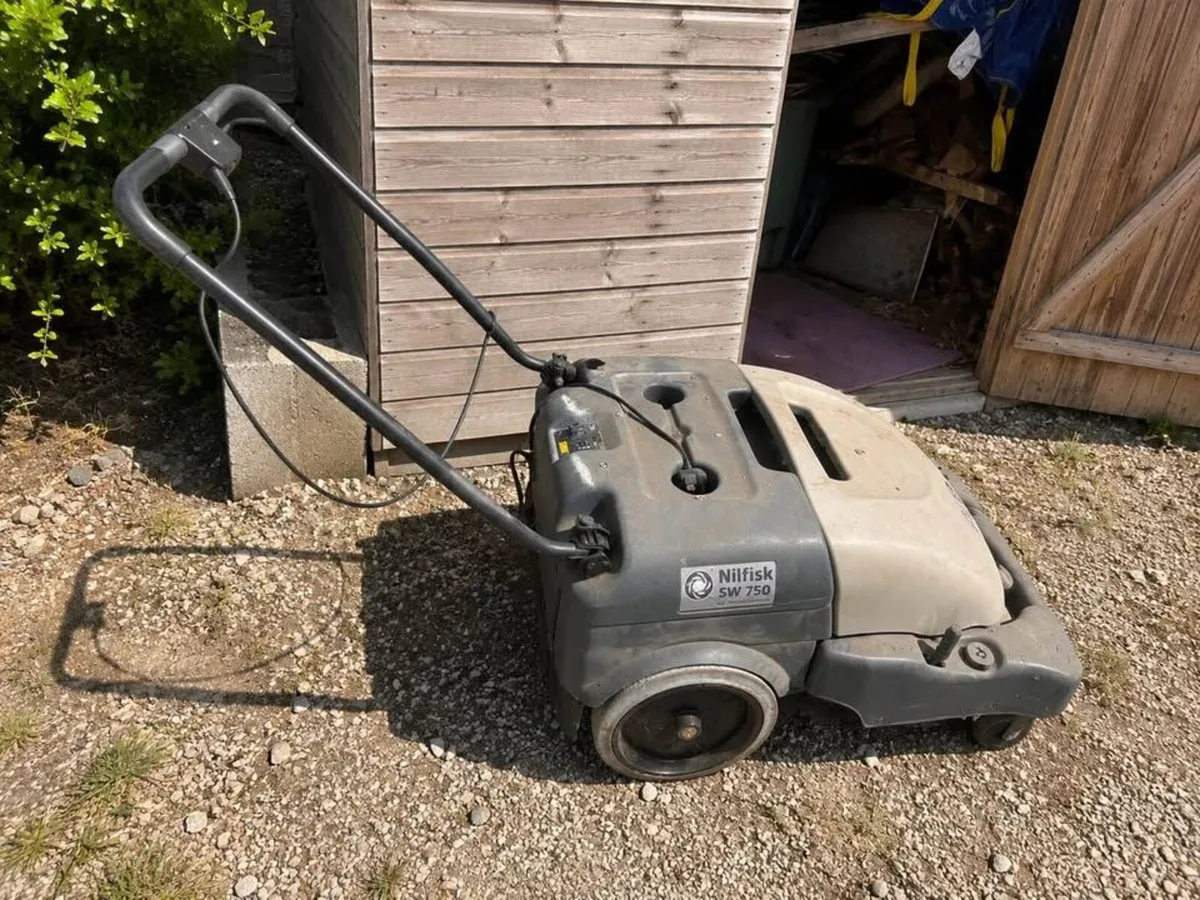 Nilfisk SW 750 Industrial Walk-Behind Sweeper - Image 2