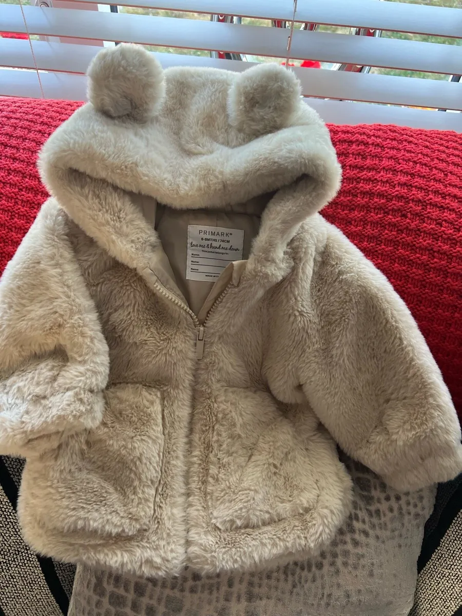Girls stunning jacket 6/9 mths €5 - Image 1