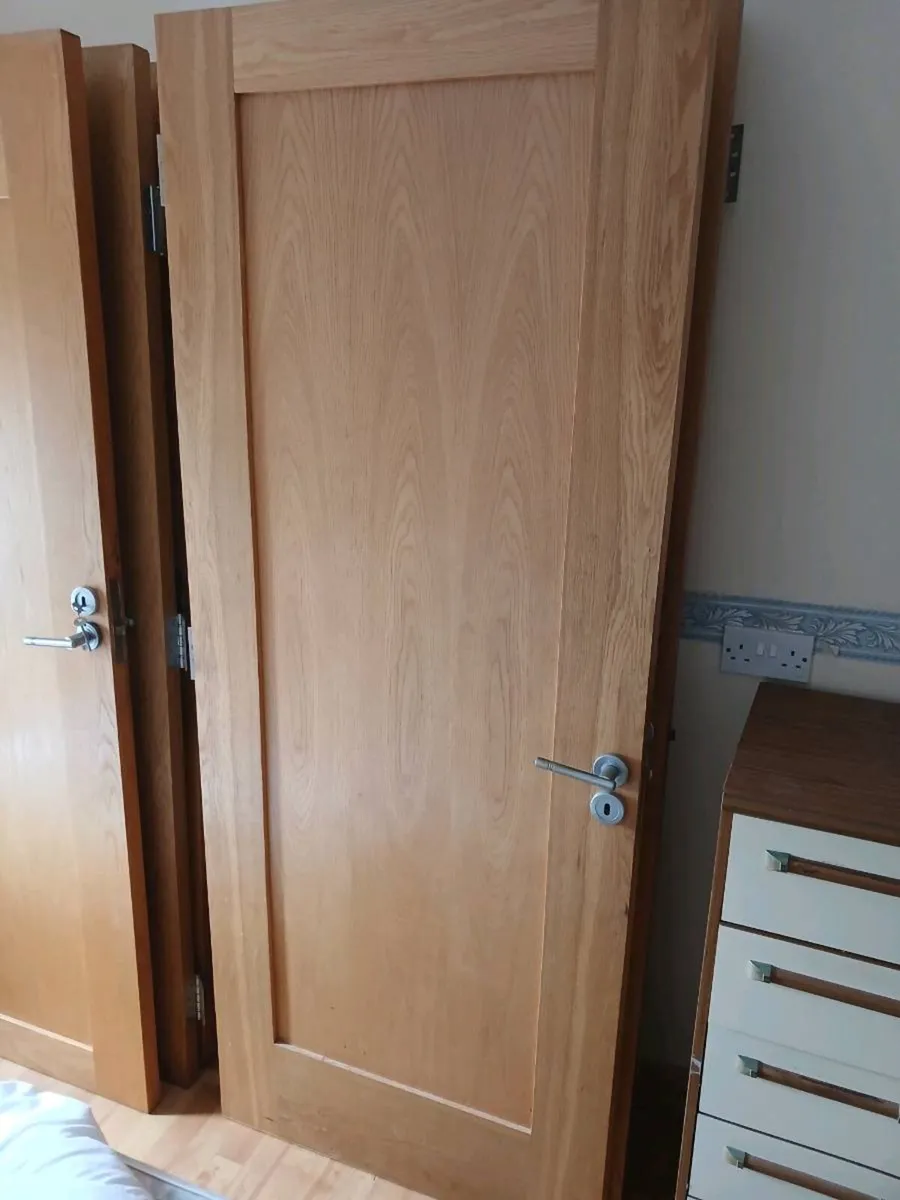 6 solid oak doors,  32w × 81h. included is the han - Image 2