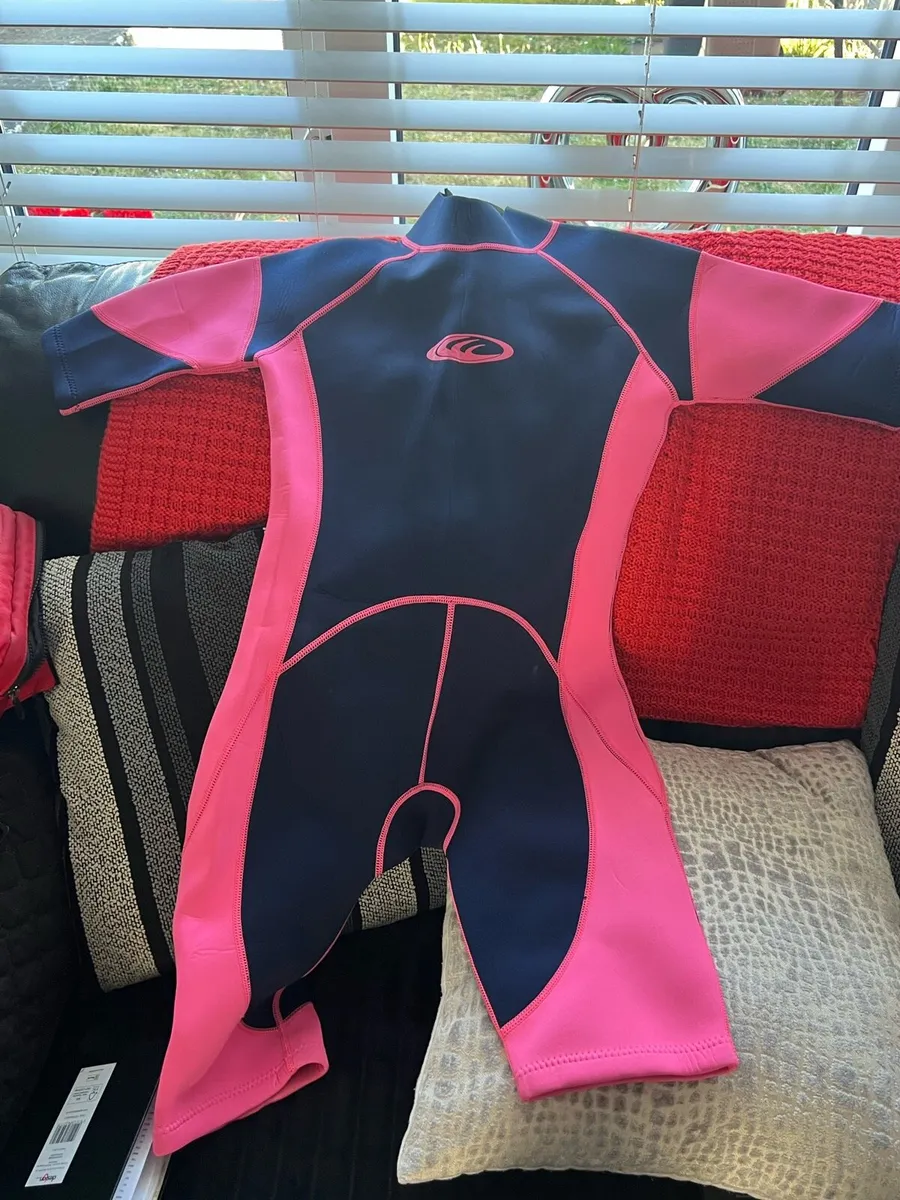 Girls wetsuit 31/32” €10 - Image 2