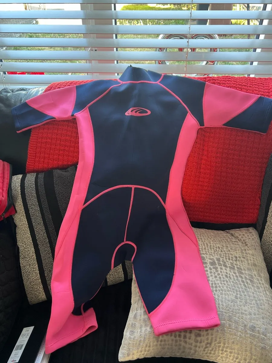 Girls wetsuit 31/32” €10 - Image 4