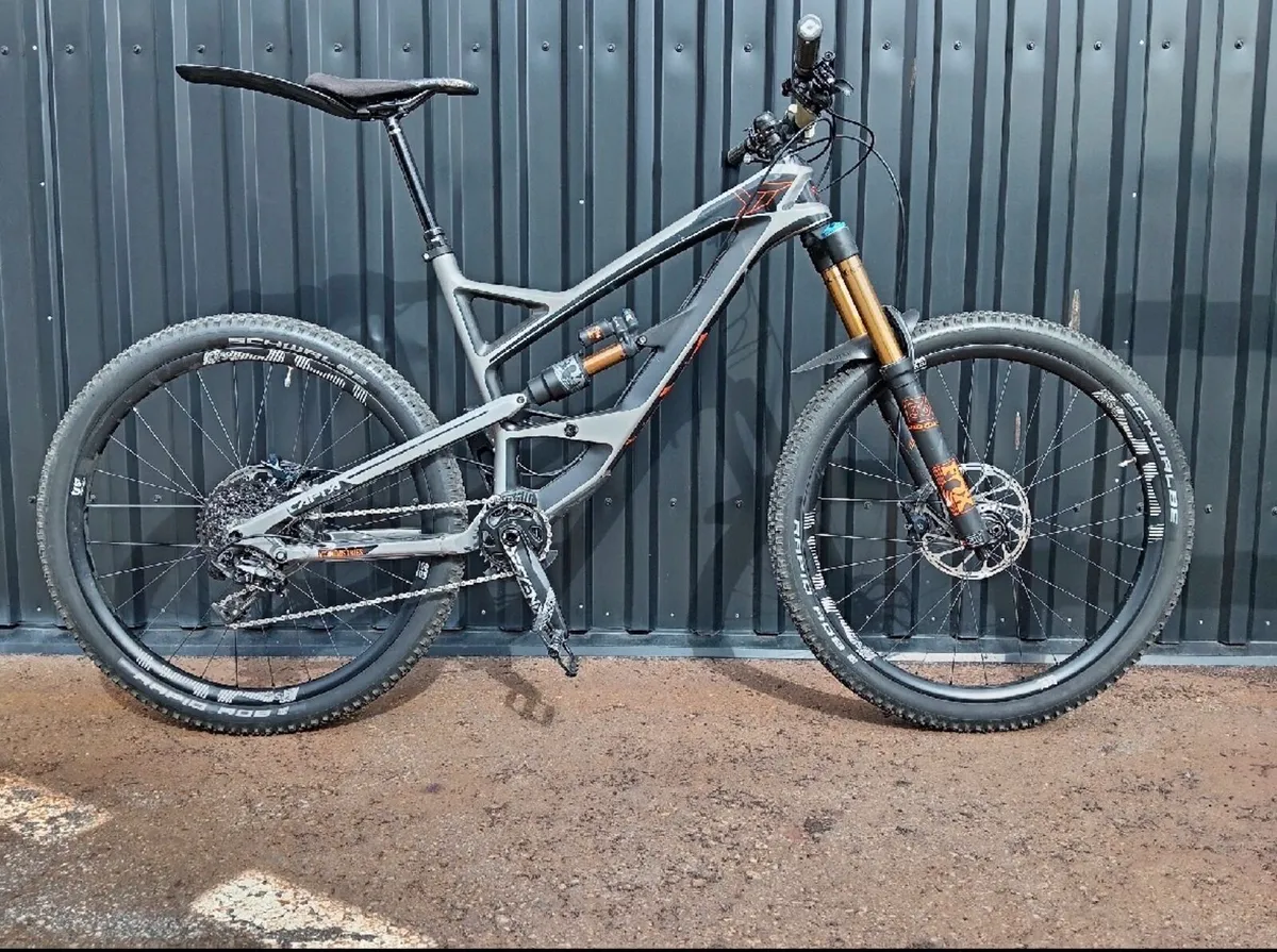 Yt Capra CF Pro - Image 1