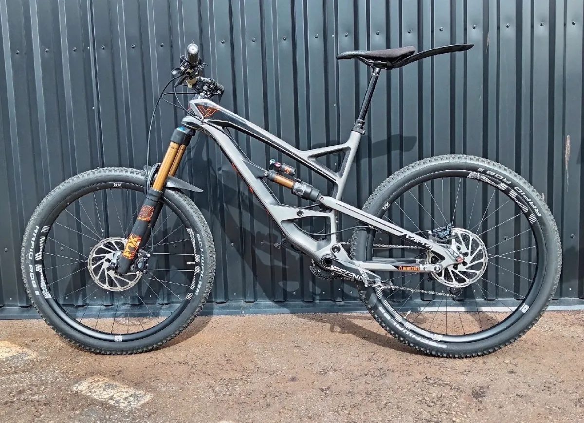 Yt Capra CF Pro - Image 2