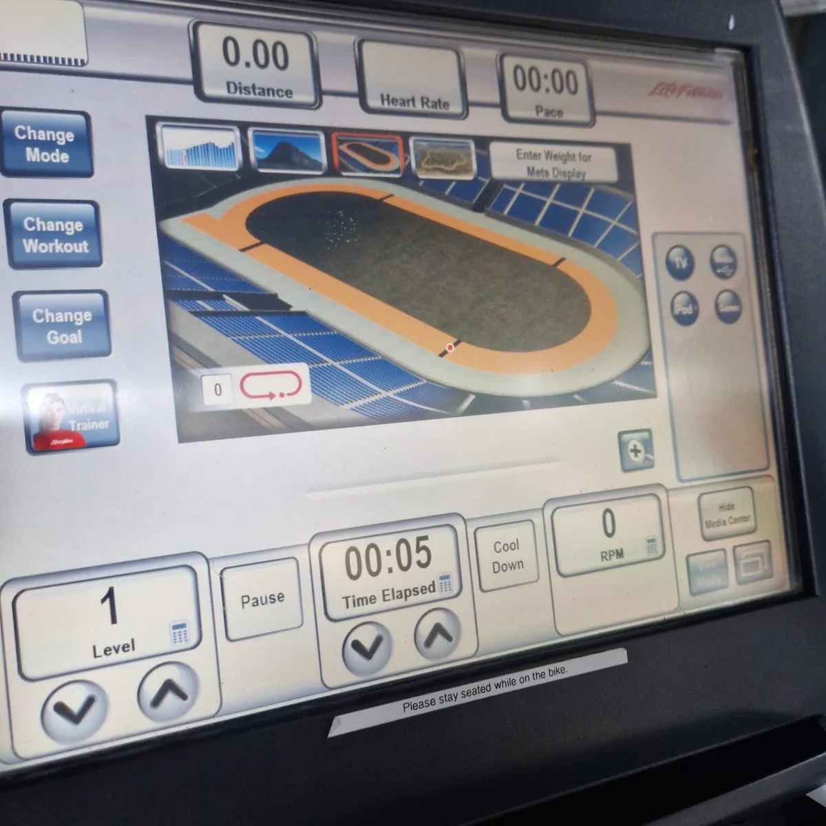 LIFE FITNESS UPRIGHT BIKE - Image 4
