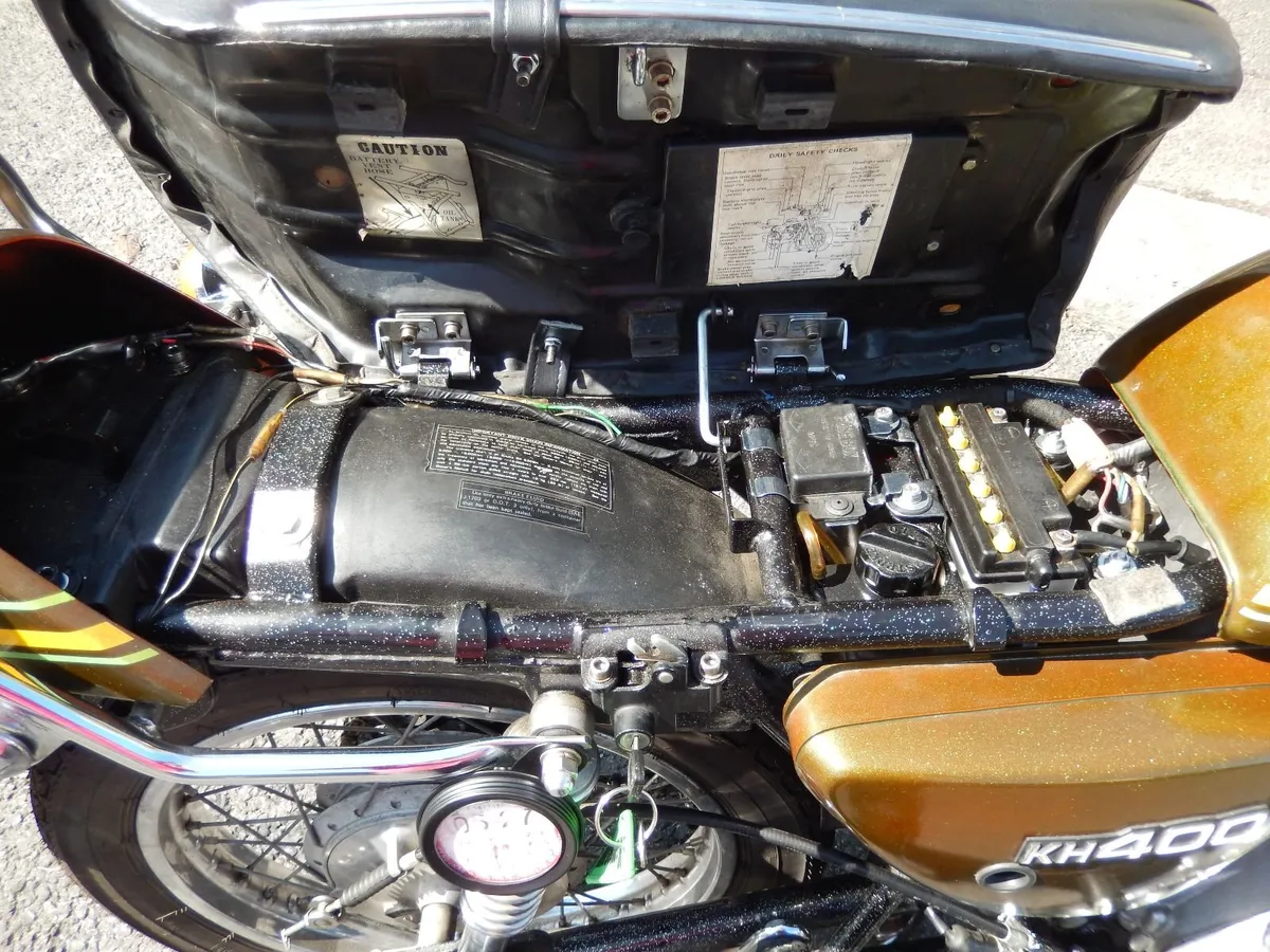 Kawasaki KH400 Triple - Image 4