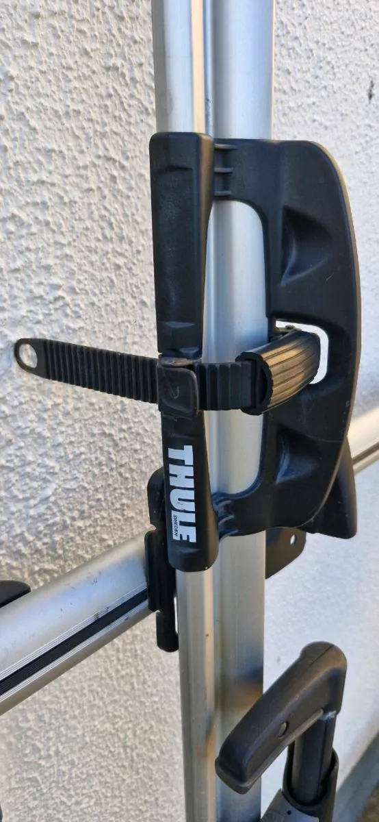 Roof Bars & Twin Thule Pro Ride Bike Carriers - Image 2